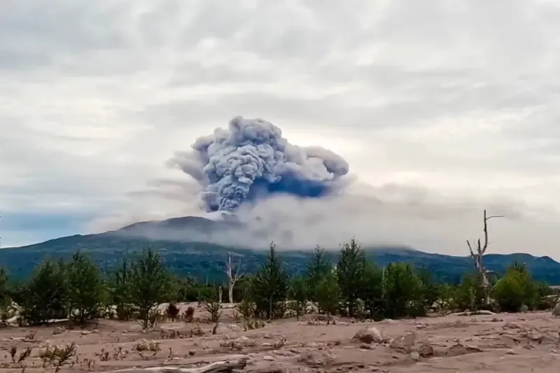 俄罗斯7.0强震后火山爆发道路积厚火山灰